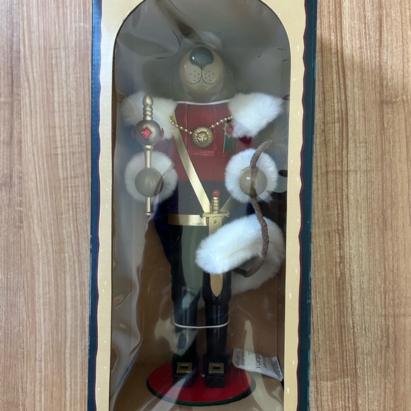 Nutcracker Village Royal Lion Nutcracker 2002***New in box*** - Picture 2 of 5